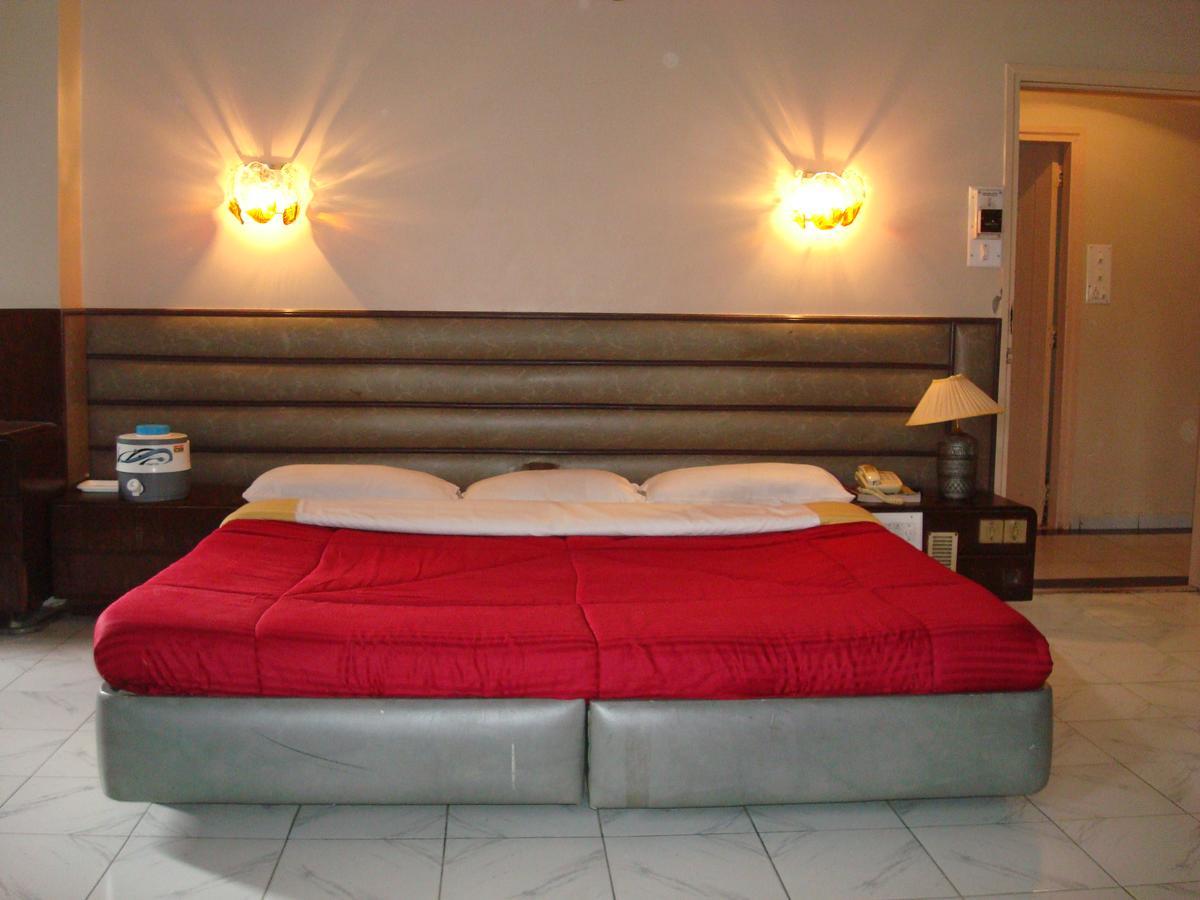 Hotel Siddhartha Palace Ahmedabad Exterior foto