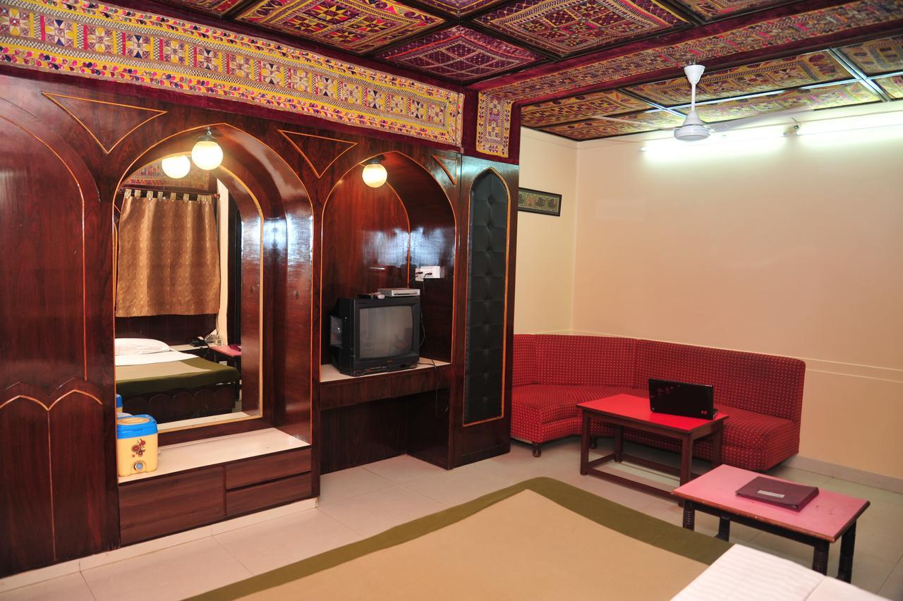 Hotel Siddhartha Palace Ahmedabad Exterior foto