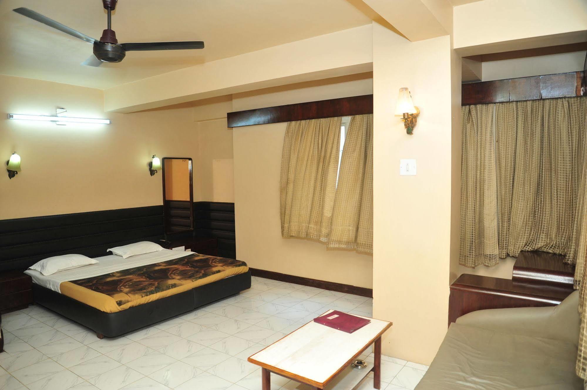 Hotel Siddhartha Palace Ahmedabad Exterior foto